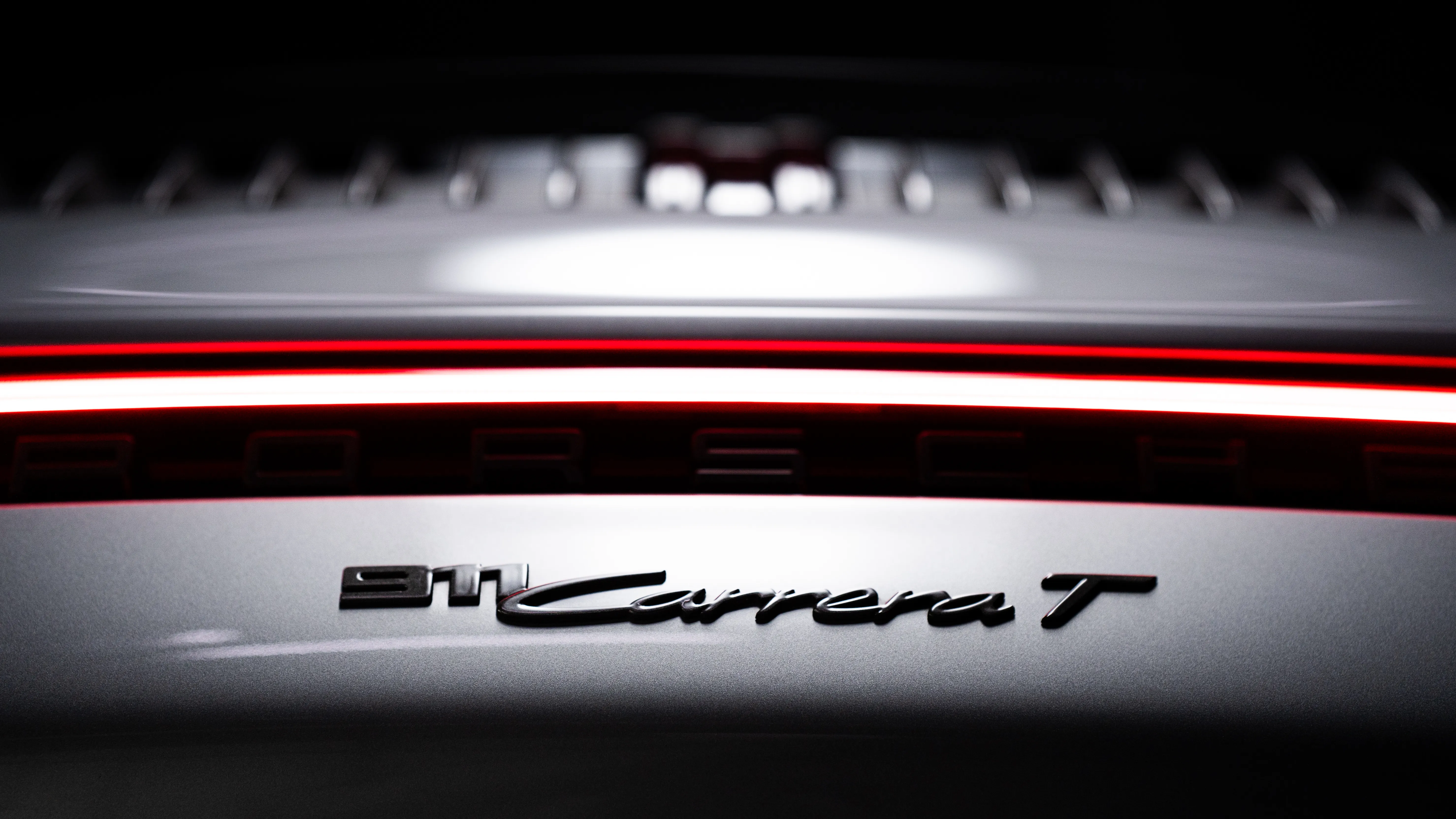 Porsche 992 Carrera T op de lift in klimaatgecontroleerde stalling