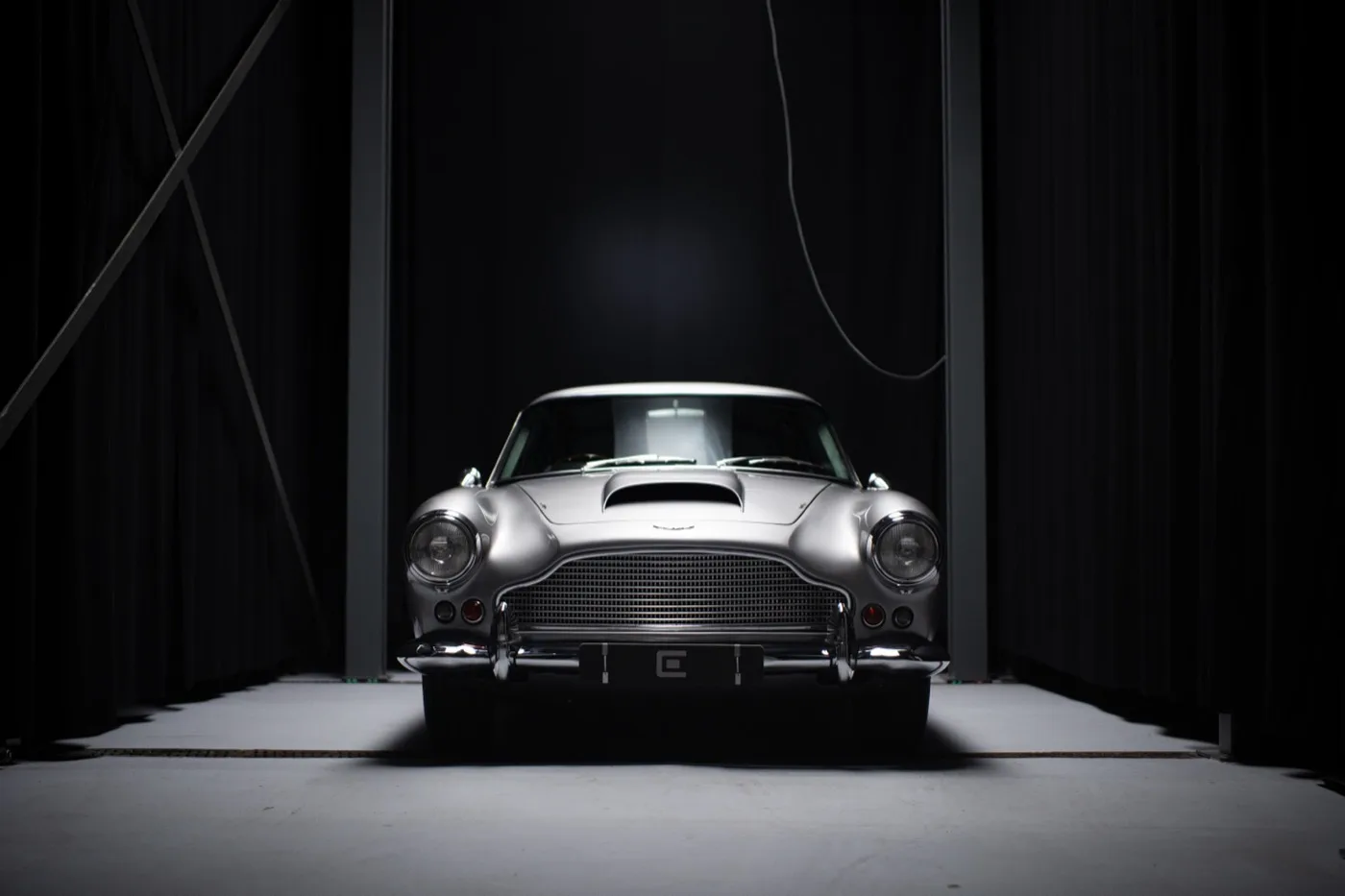 Lakcorrectie in uitvoering op een Aston Martin DB5 bij Charlie Detailing Utrecht